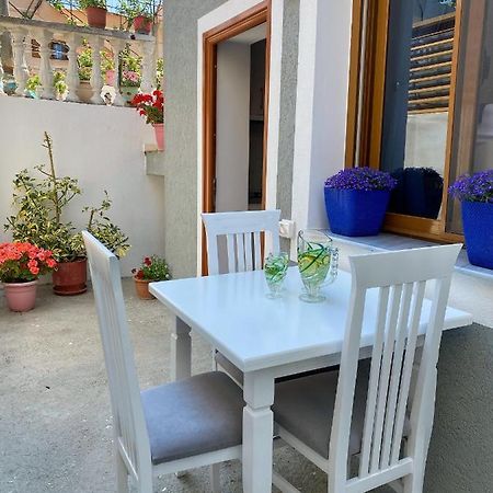 Sunny Guest House Vlorë Esterno foto