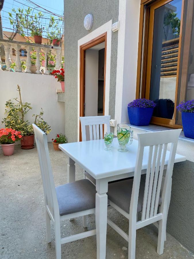 Sunny Guest House Vlorë Esterno foto