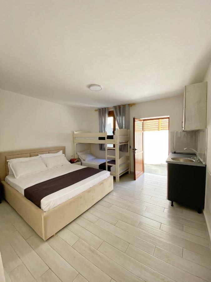 Sunny Guest House Vlorë Esterno foto
