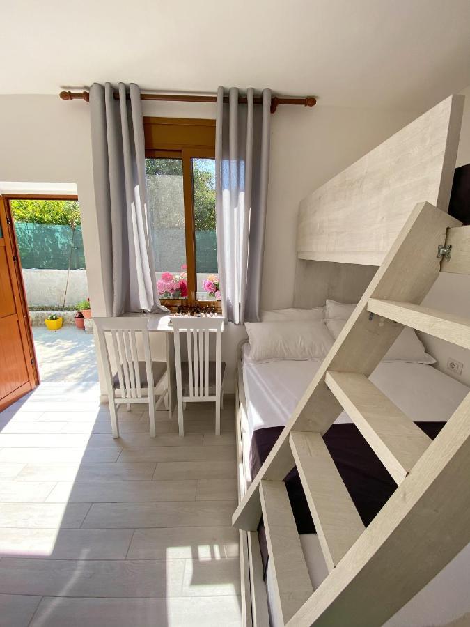 Sunny Guest House Vlorë Esterno foto