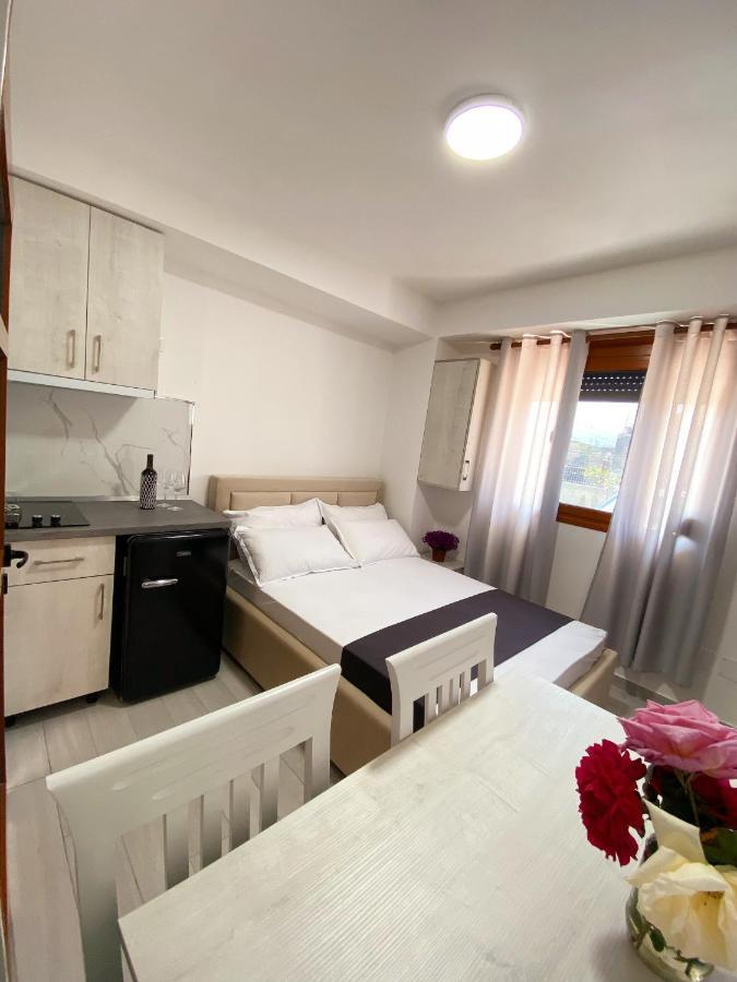 Sunny Guest House Vlorë Esterno foto