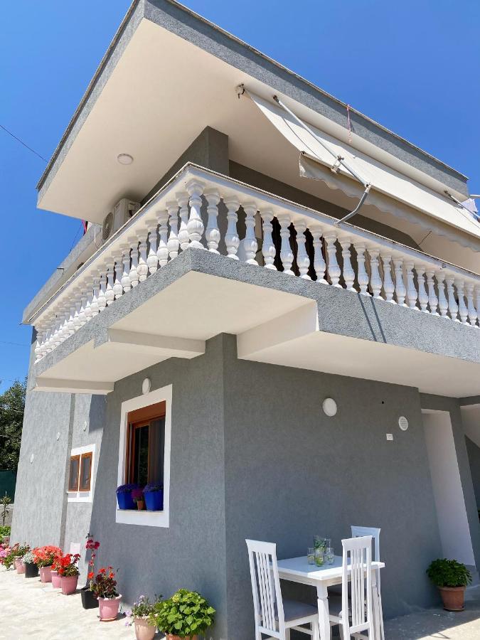 Sunny Guest House Vlorë Esterno foto