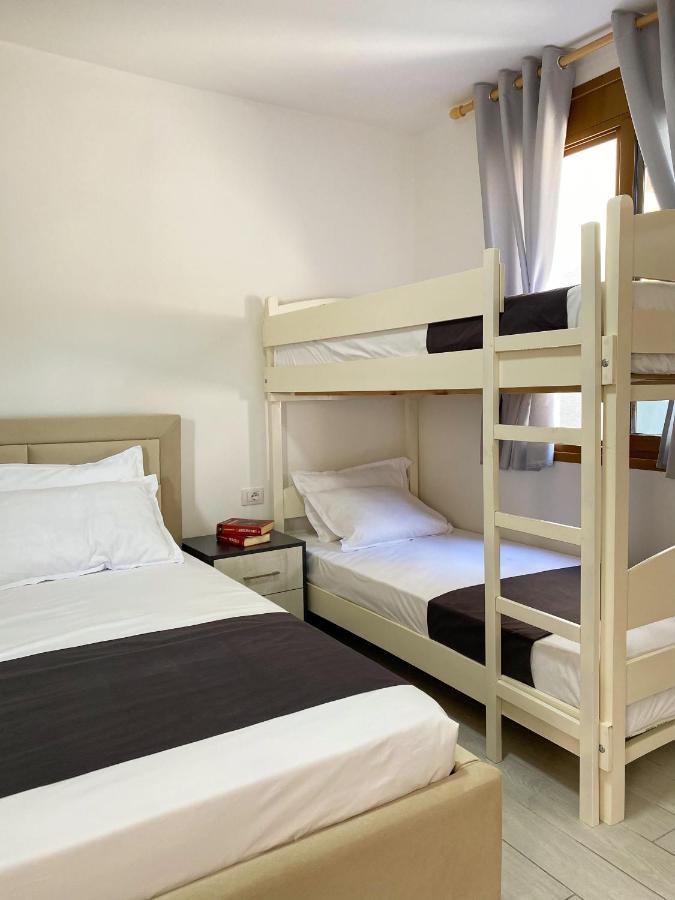 Sunny Guest House Vlorë Esterno foto