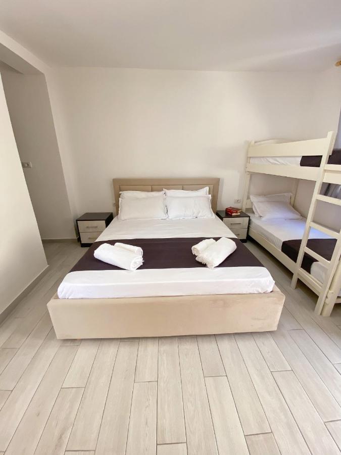 Sunny Guest House Vlorë Esterno foto