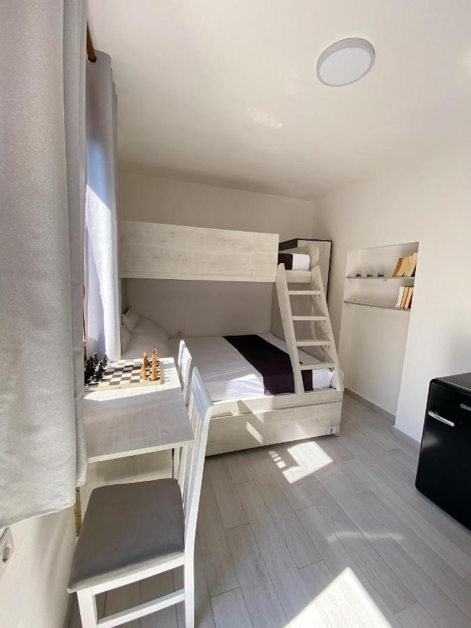 Sunny Guest House Vlorë Esterno foto