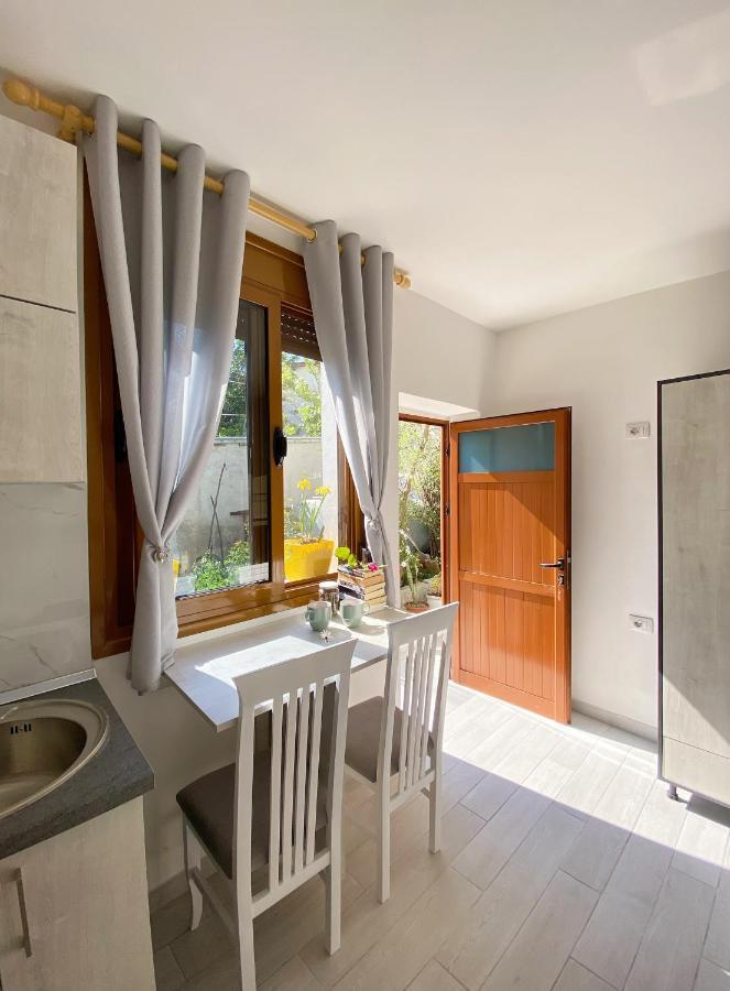 Sunny Guest House Vlorë Esterno foto