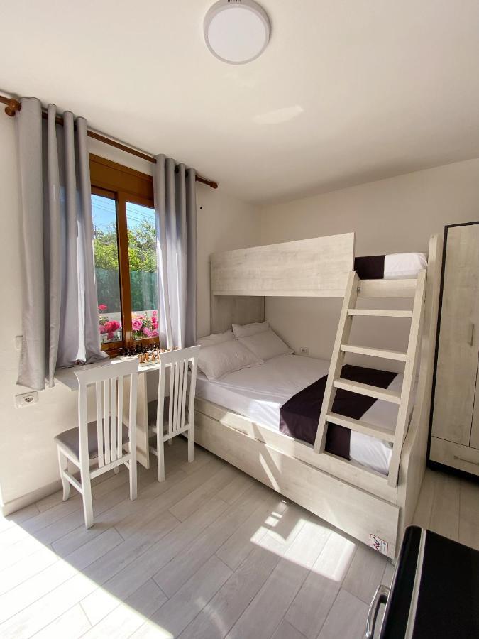 Sunny Guest House Vlorë Esterno foto