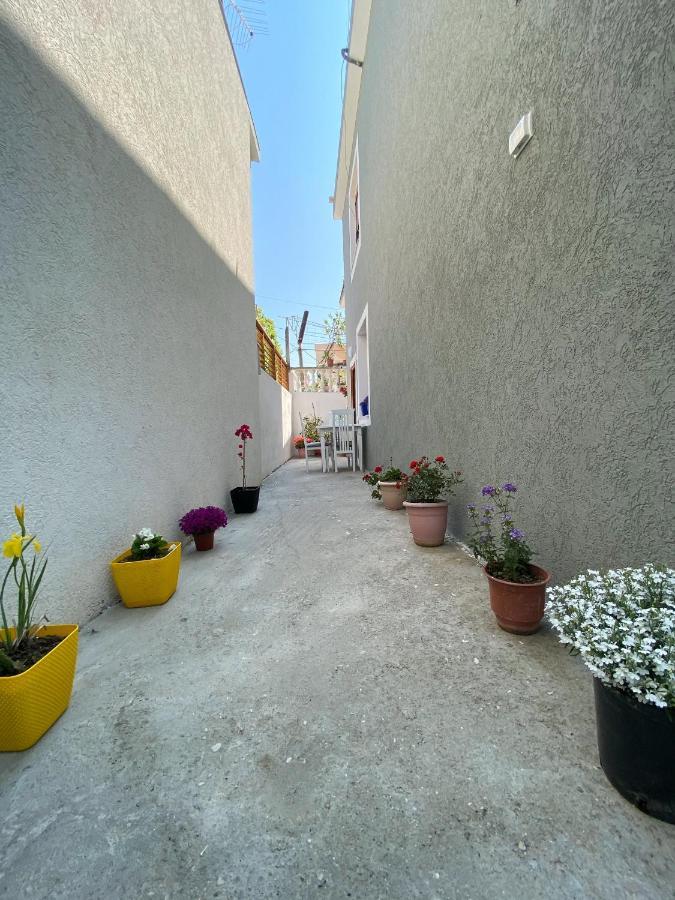 Sunny Guest House Vlorë Esterno foto