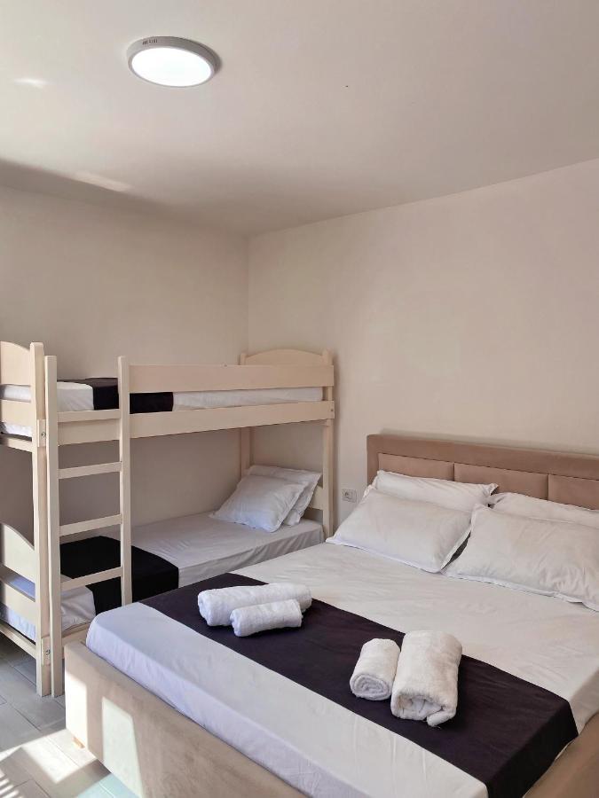 Sunny Guest House Vlorë Esterno foto