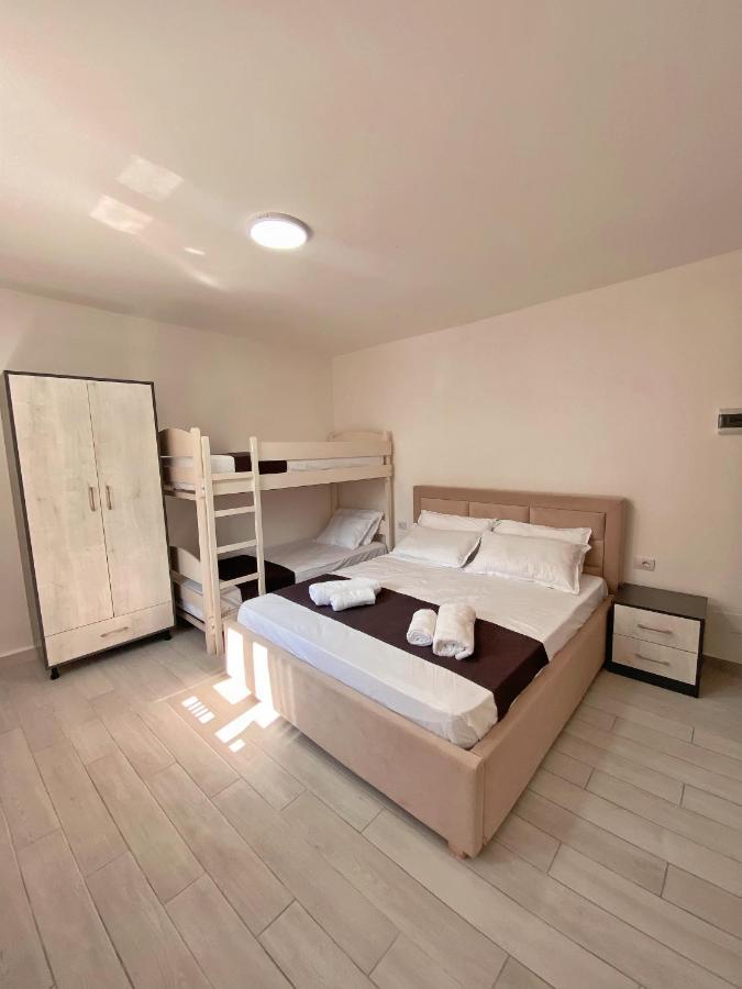 Sunny Guest House Vlorë Esterno foto