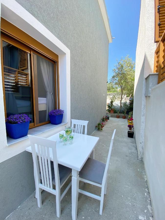 Sunny Guest House Vlorë Esterno foto