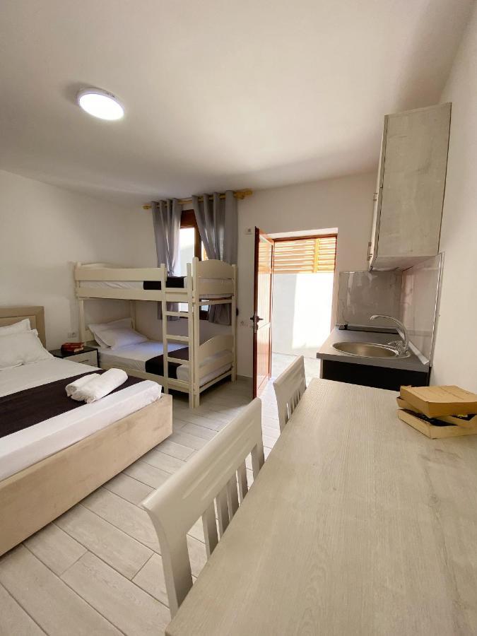 Sunny Guest House Vlorë Esterno foto