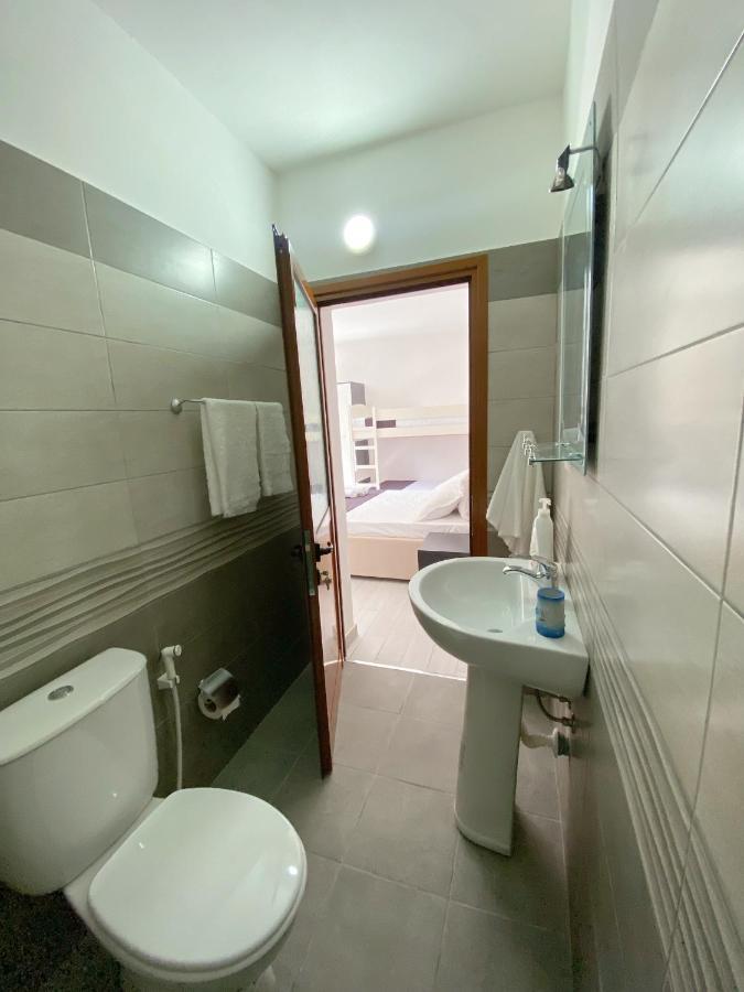 Sunny Guest House Vlorë Esterno foto