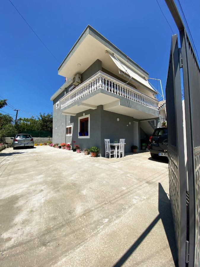 Sunny Guest House Vlorë Esterno foto
