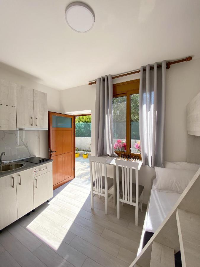 Sunny Guest House Vlorë Esterno foto