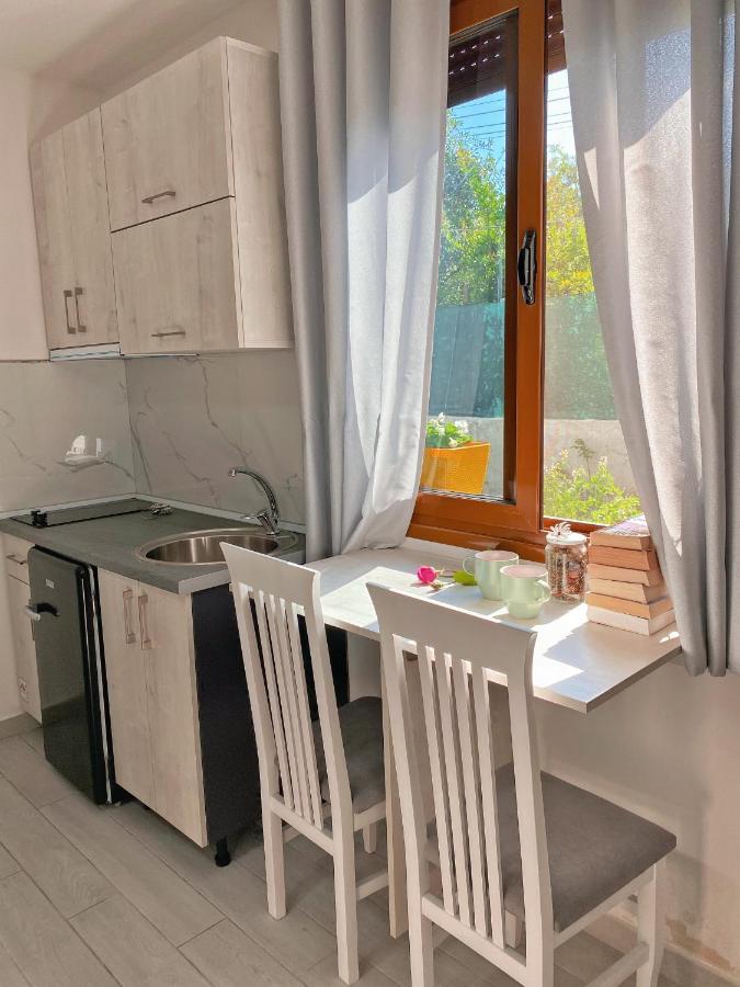 Sunny Guest House Vlorë Esterno foto