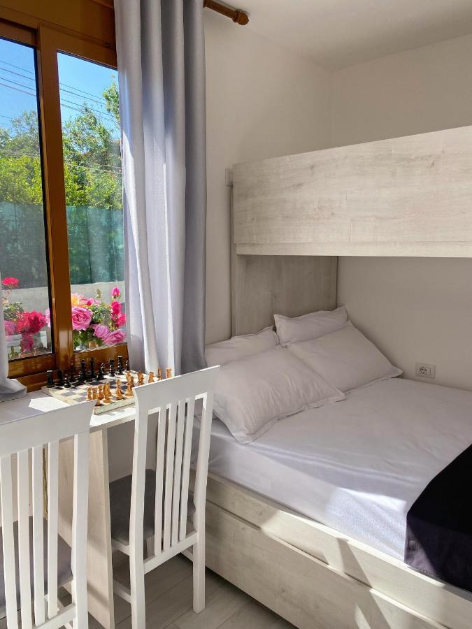 Sunny Guest House Vlorë Esterno foto