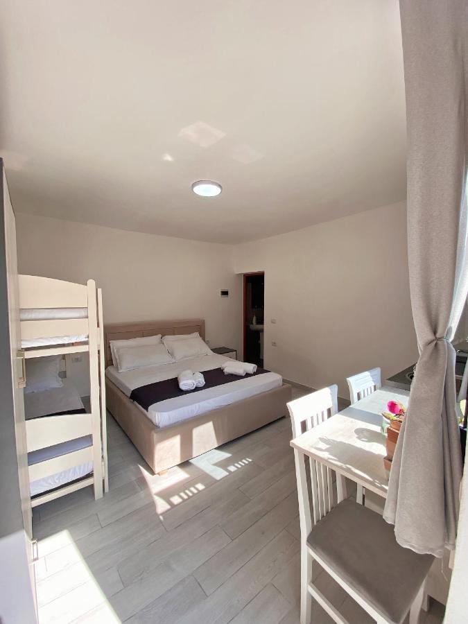 Sunny Guest House Vlorë Esterno foto