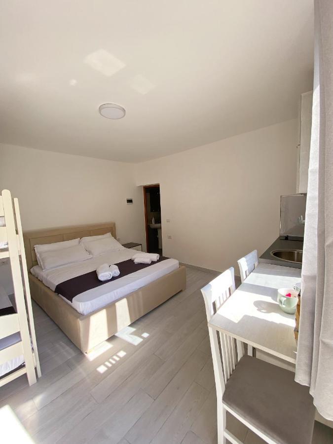 Sunny Guest House Vlorë Esterno foto