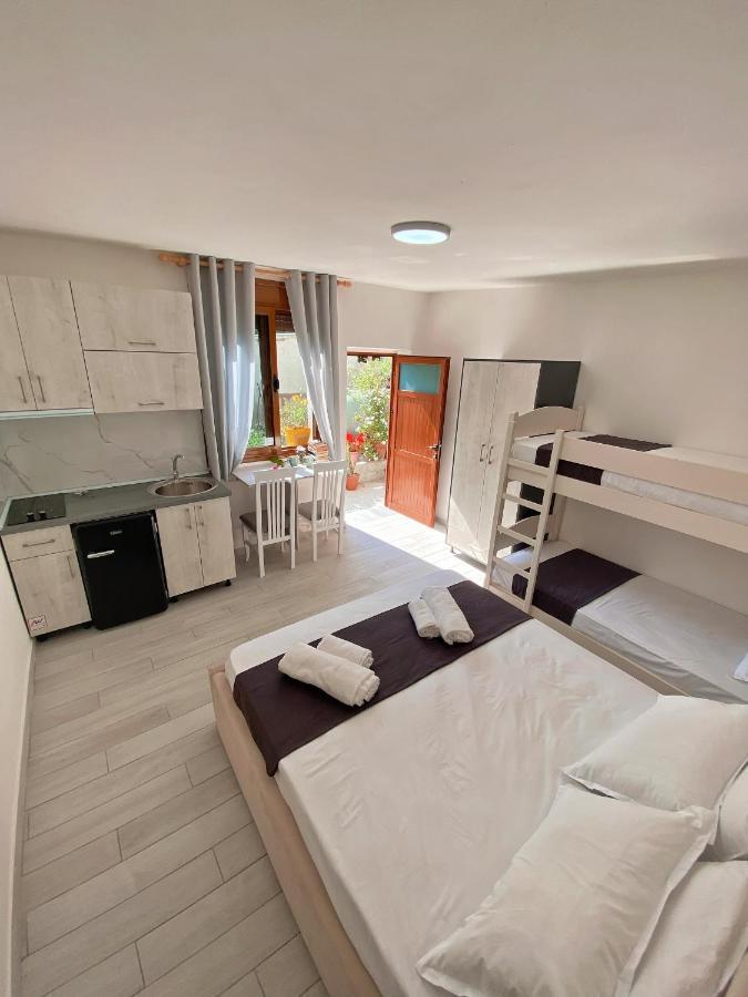 Sunny Guest House Vlorë Esterno foto