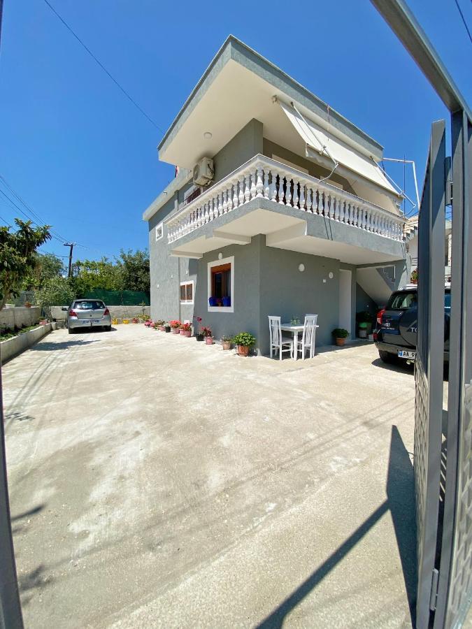 Sunny Guest House Vlorë Esterno foto