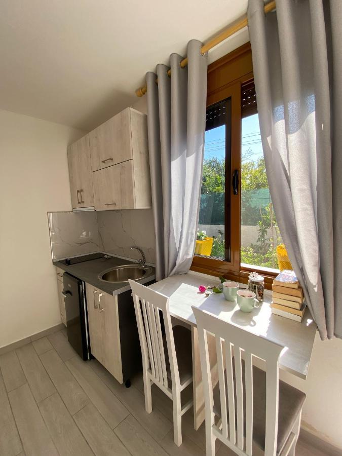 Sunny Guest House Vlorë Esterno foto